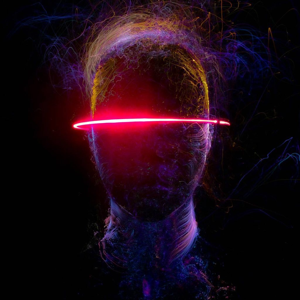 Abstraktes Porträt eines Kopfes im Dunkeln, durchzogen von bunten Lichtlinien, mit einem grellen roten Lichtband über den Augen.