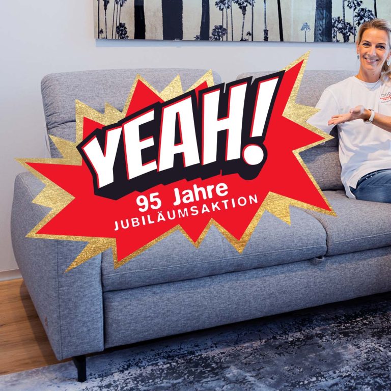 Frau auf Couch hinter Werbebanner zum 95 Jahr Jubiläum von Möbel Polt