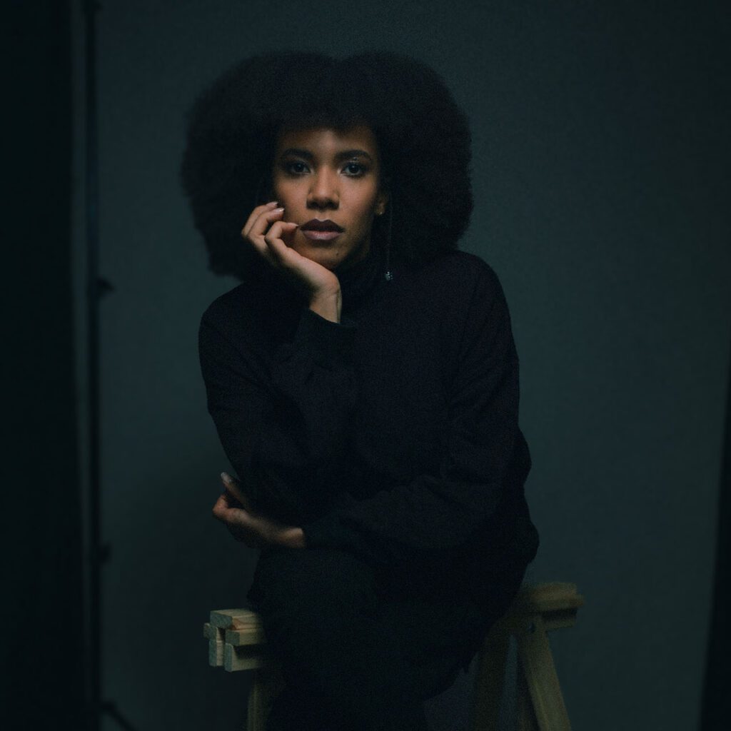 Jessica Williams 4 Junge Frau im schwarzen Pullover